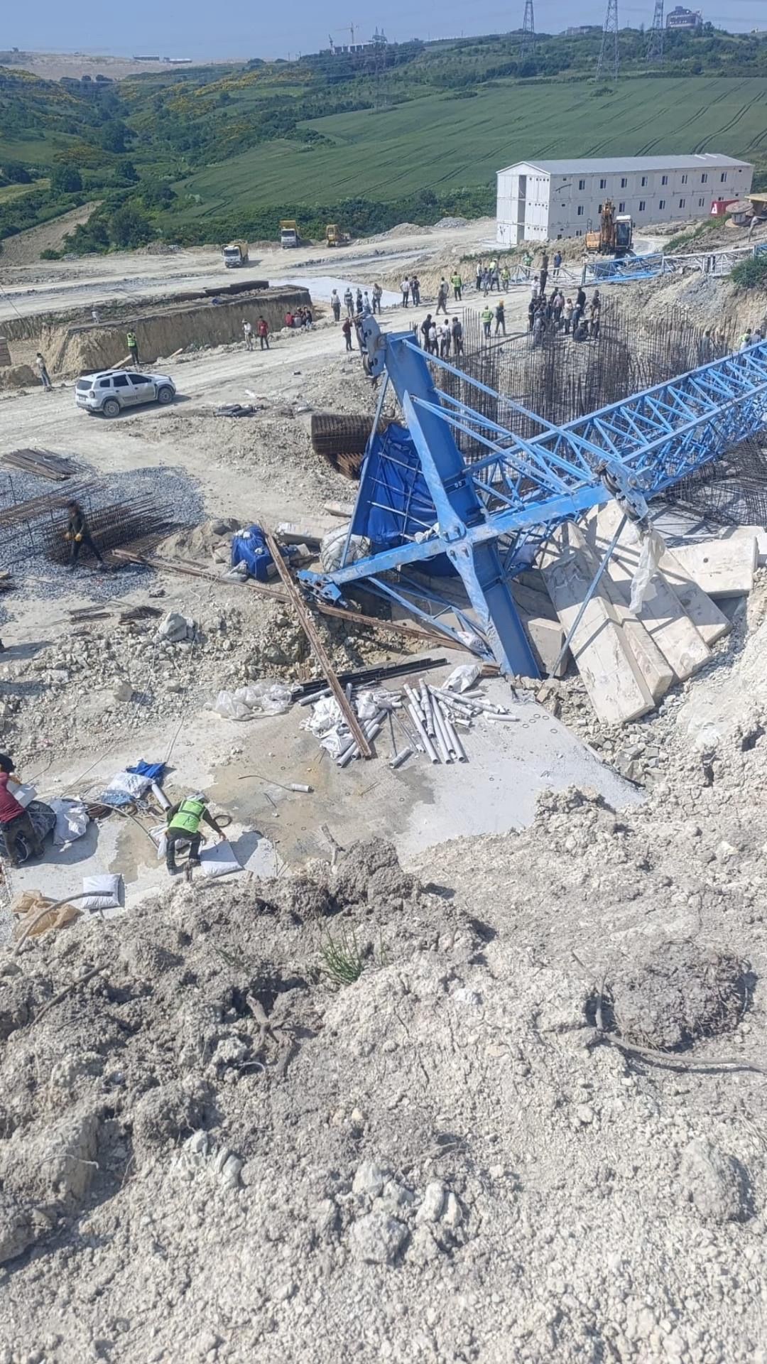 Arnavutköy’de İnşaat Şantiyesinde Kule Vinç Devrildi: 2 İşçi Ağır Yaralı