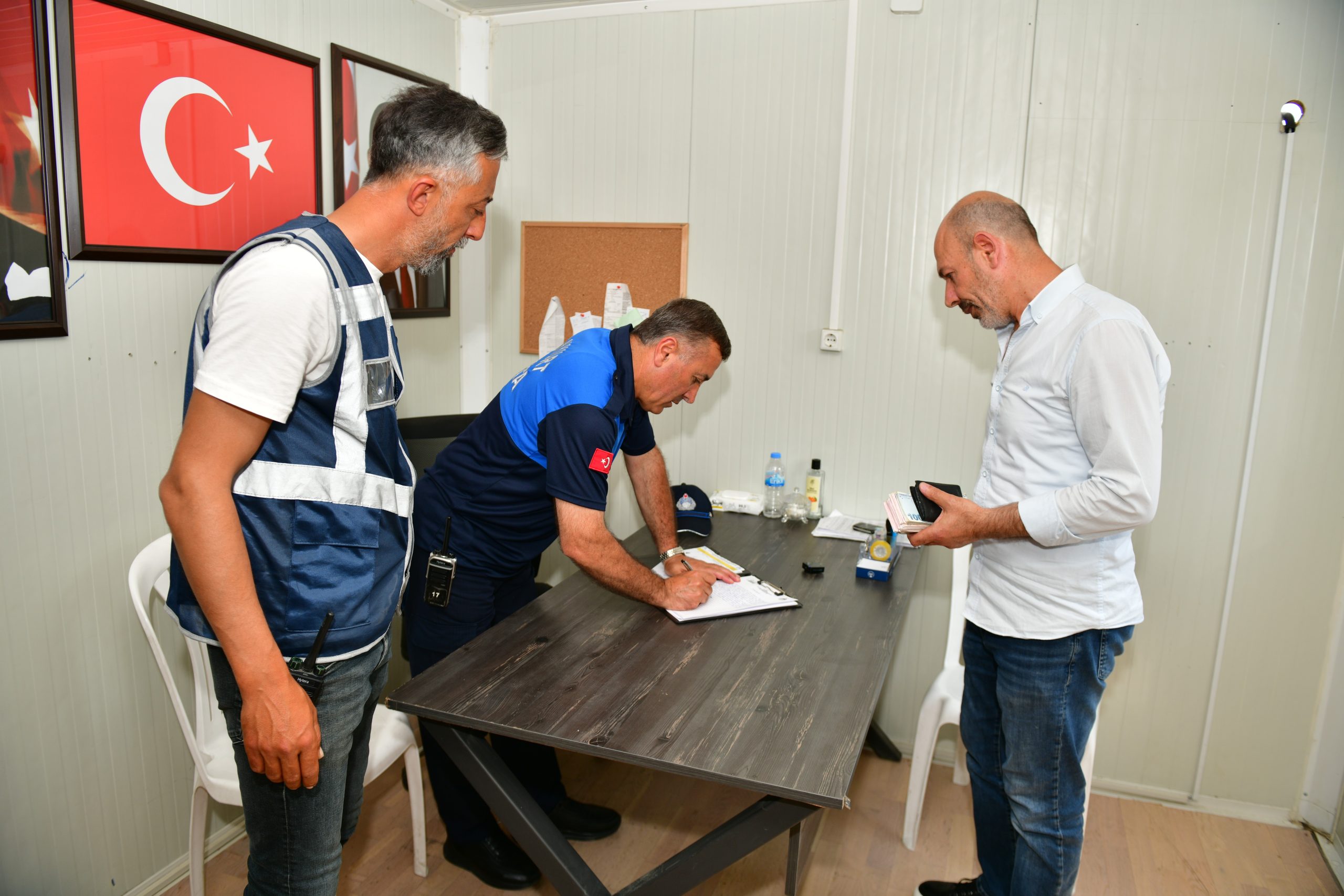 Esenyurt’ta Çöpe Atılan 35 Bin Lira ve Cüzdan, Belediye Ekiplerinin Titiz Çalışmasıyla Bulundu