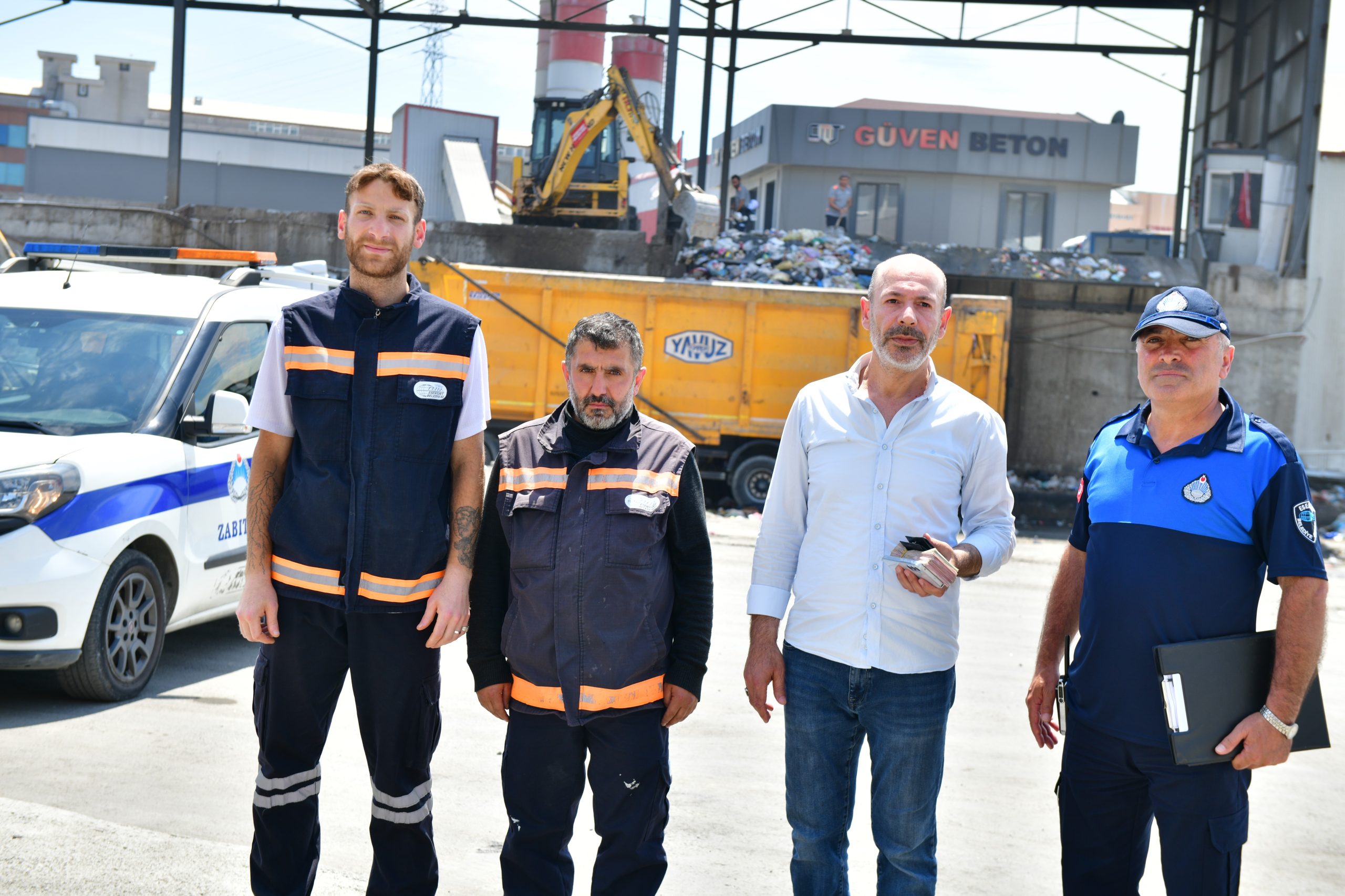 Esenyurt’ta Çöpe Atılan 35 Bin Lira ve Cüzdan, Belediye Ekiplerinin Titiz Çalışmasıyla Bulundu