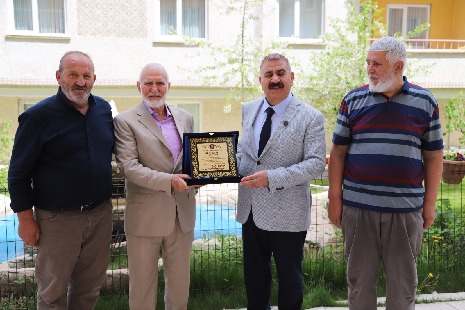 Başkan Sunar’dan çevre duyarlılığına “Örnek Site” plaketi