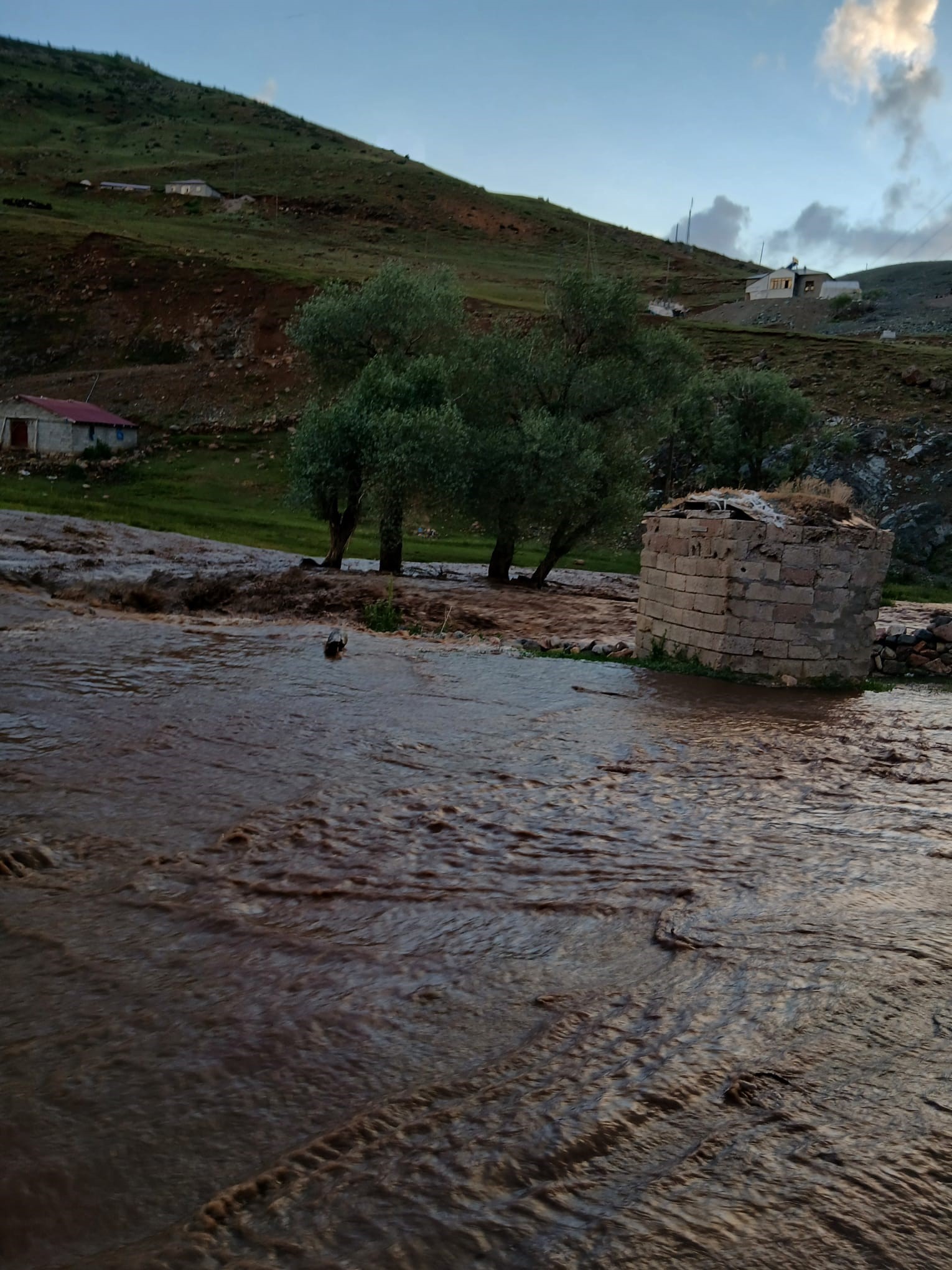 Erzurum’da Sel ve Fırtına Hayatı Olumsuz Etkiledi: Evleri Su Bastı, Çatı Uçtu