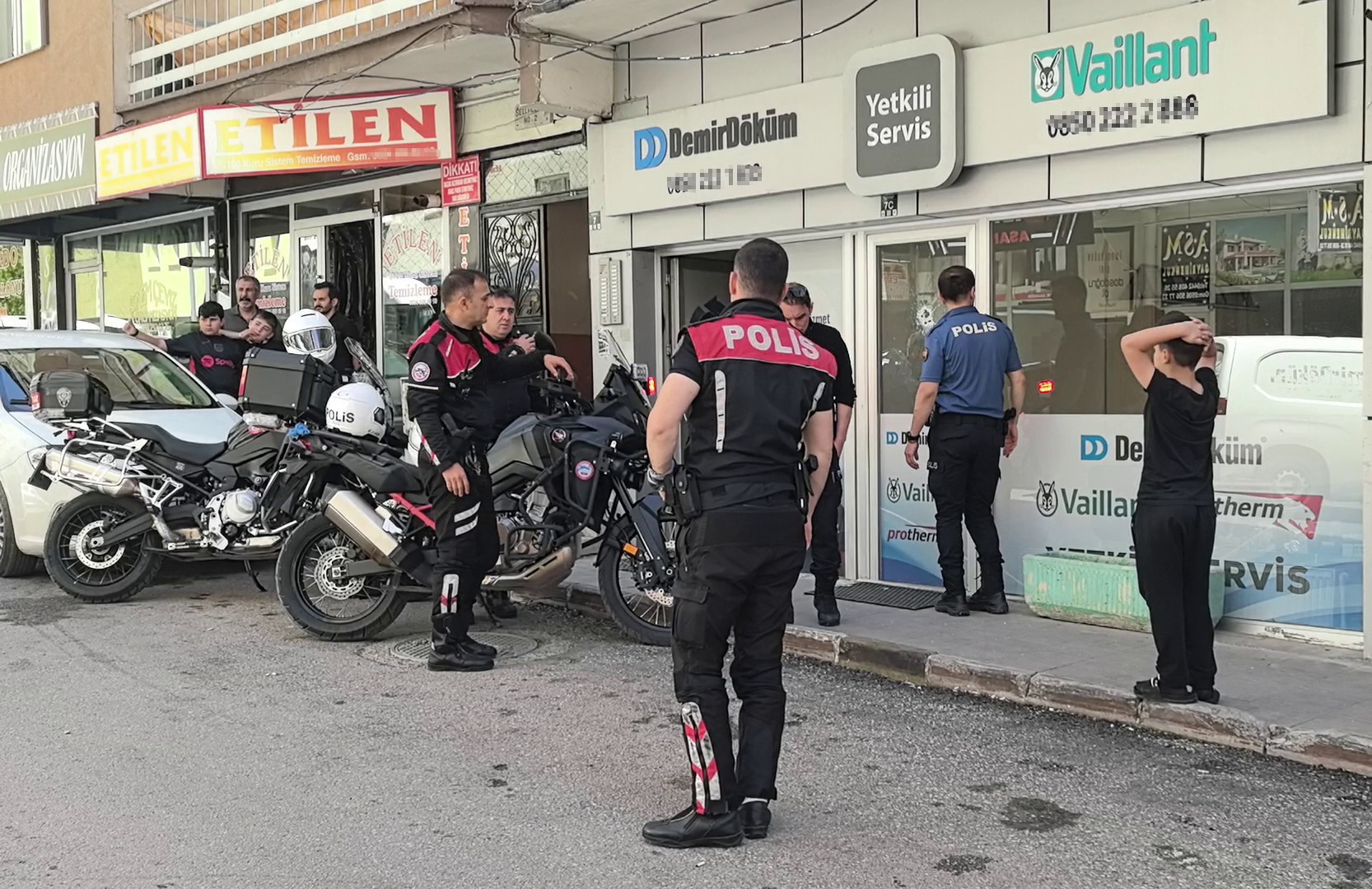 İş Yerine Silahlı Saldırı: Polis Şüphelilerin Peşinde
