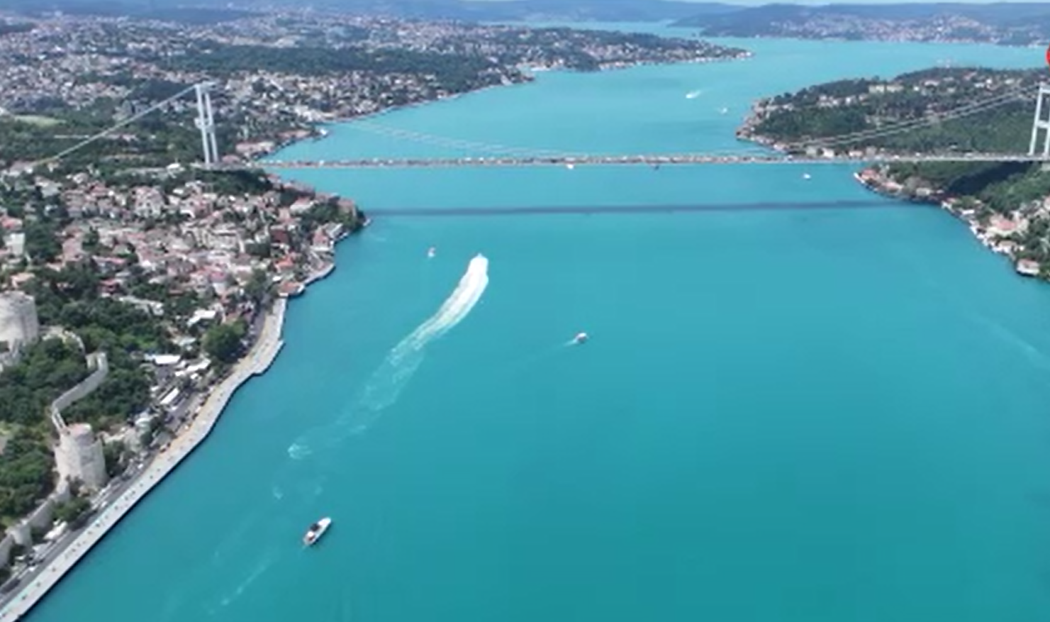 İstanbul Boğazı Turkuaz Renkle Büyüledi: FSM Köprüsü ve Dev Türk Bayrağıyla Görsel Şölen