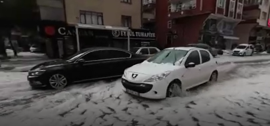 ANKARA’DA SAĞANAK VE DOLU ETKİLİ OLDU: EVLERİ SU BASTI, SOKAKLAR BEYAZA BÜRÜNDÜ