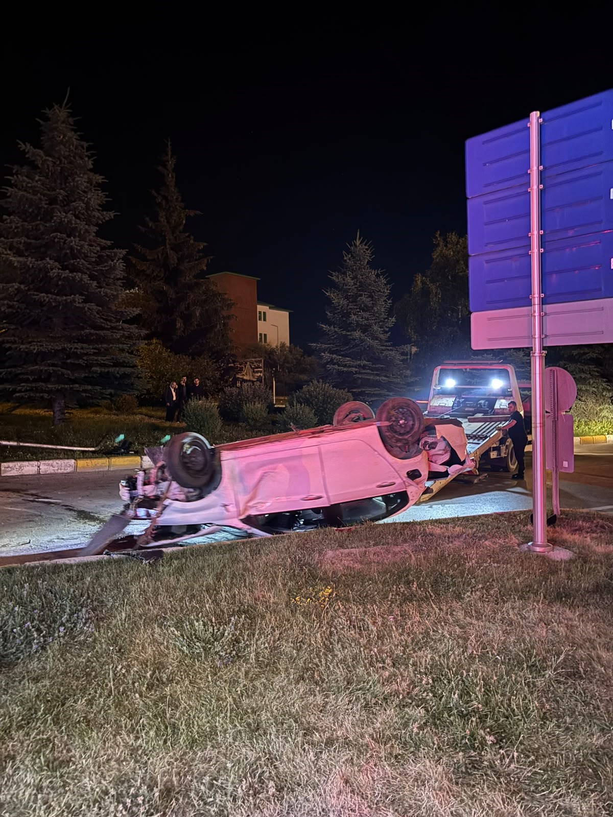 Erzurum’da otomobil refüje çıkıp takla attı: 1’i ağır 3 yaralı