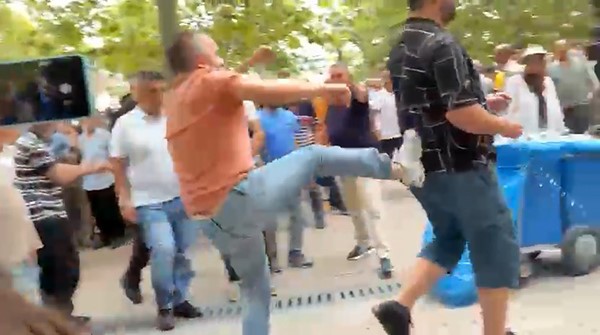 Özgür Özel’in Cami Çıkışında Gerginlik: Destekçiler ile Tepki Gösterenler Arasında Arbede