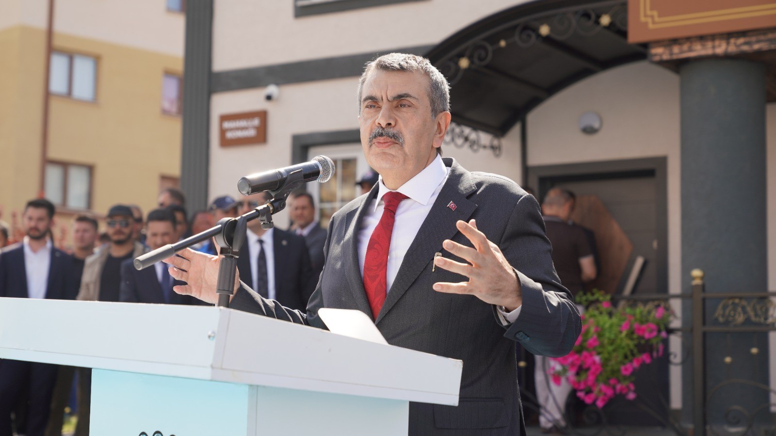 Bakan Tekin: “Mahalle kültürünü yaşatan belediyecilik çok değerli”