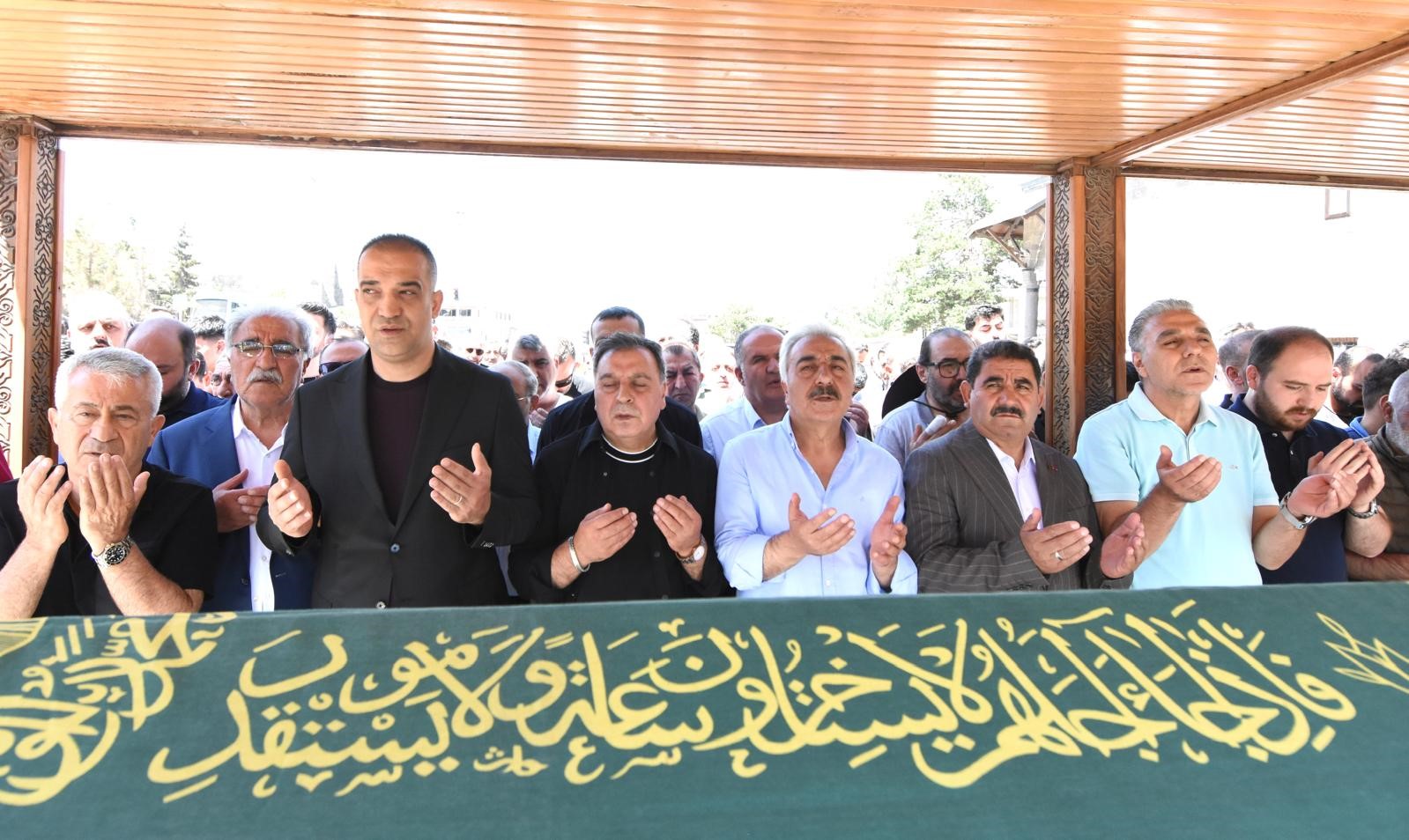 Erzurum’un Köklü Ailelerinden Önal Ailesi, Anne Acısıyla Yasa Boğuldu