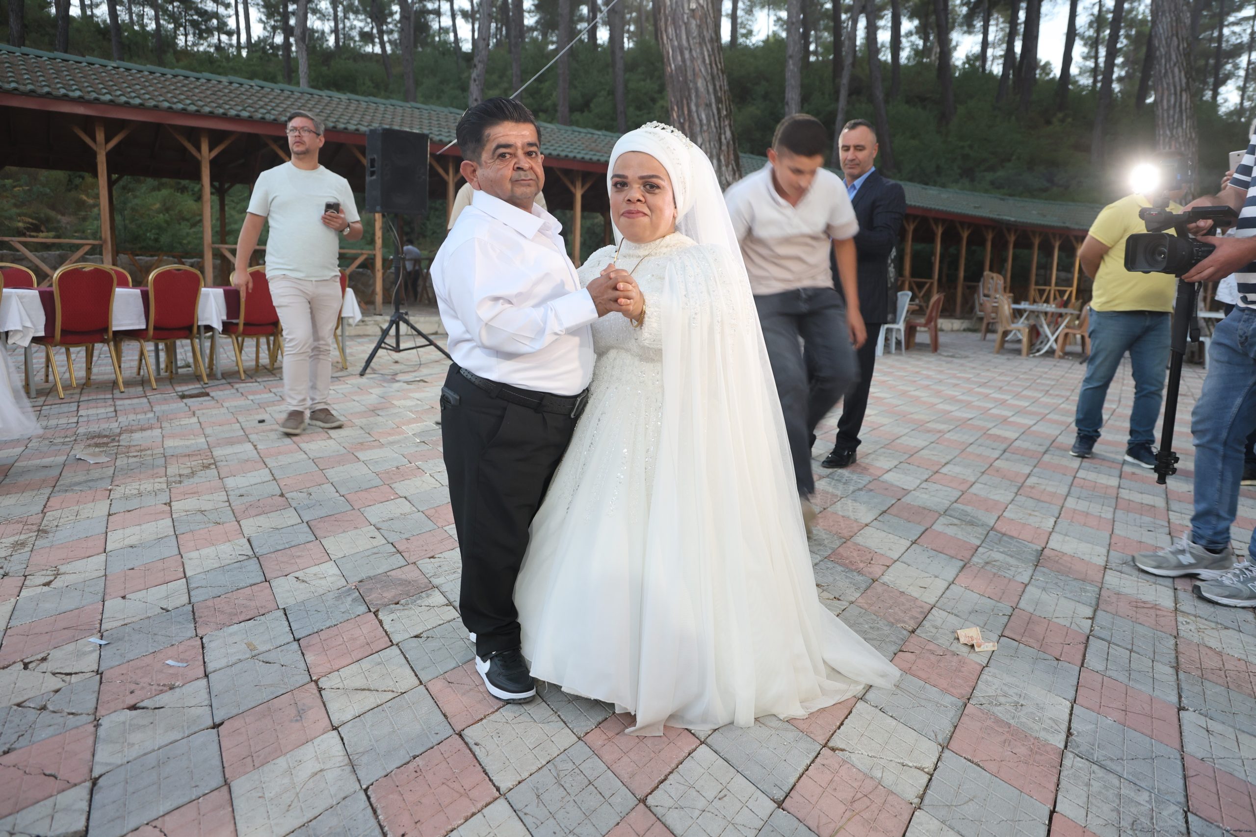 21 Yıllık Hasret Mutlulukla Son Buldu: Hataylı Çift Aşklarını Yeniden Yaşadı, Kızlarıyla Yeni Bir Hayata Başladı