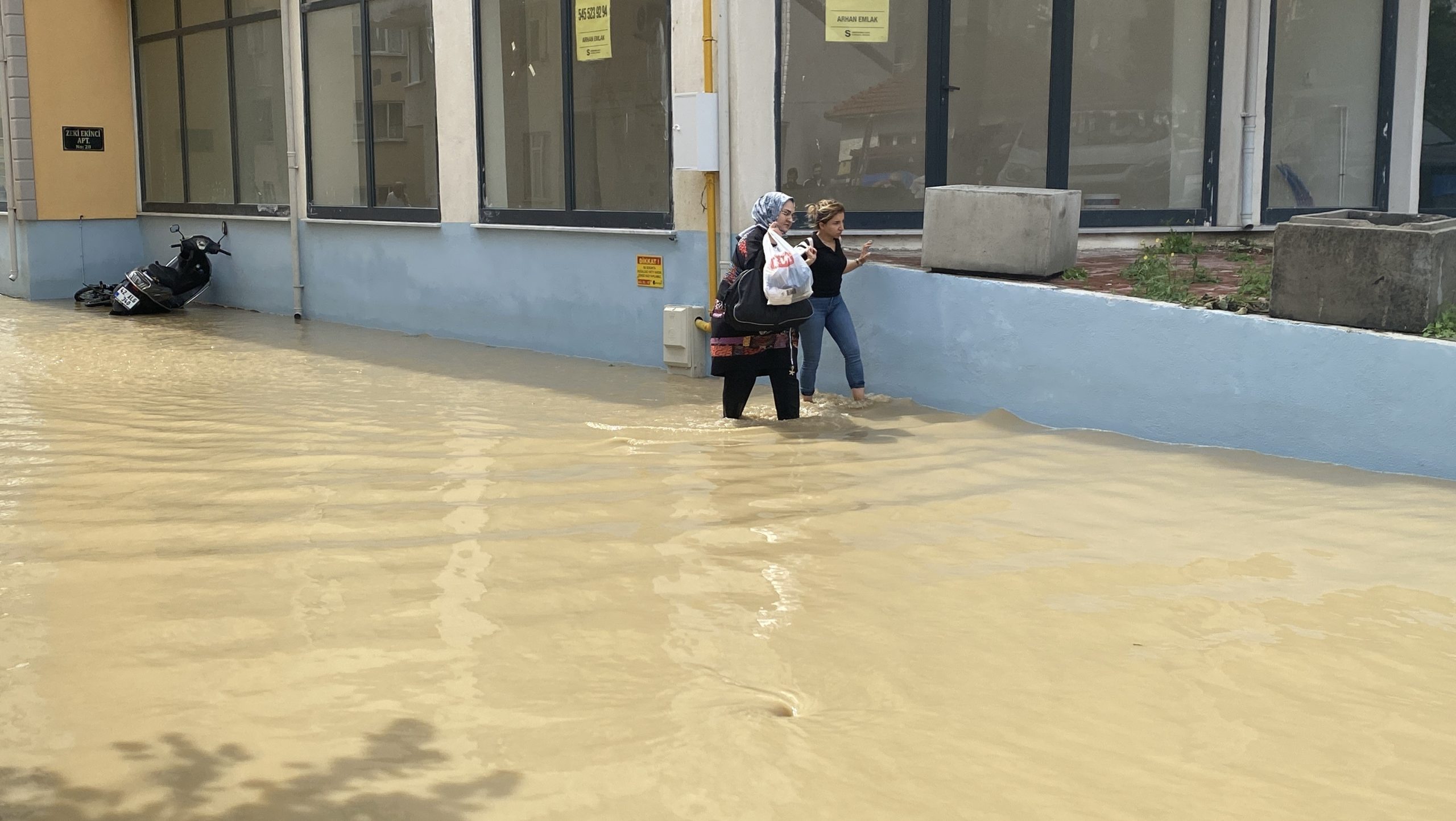 Cide’de sel felaketi: 150’den fazla ev ve iş yerini su bastı, Karadeniz kahverengiye büründü