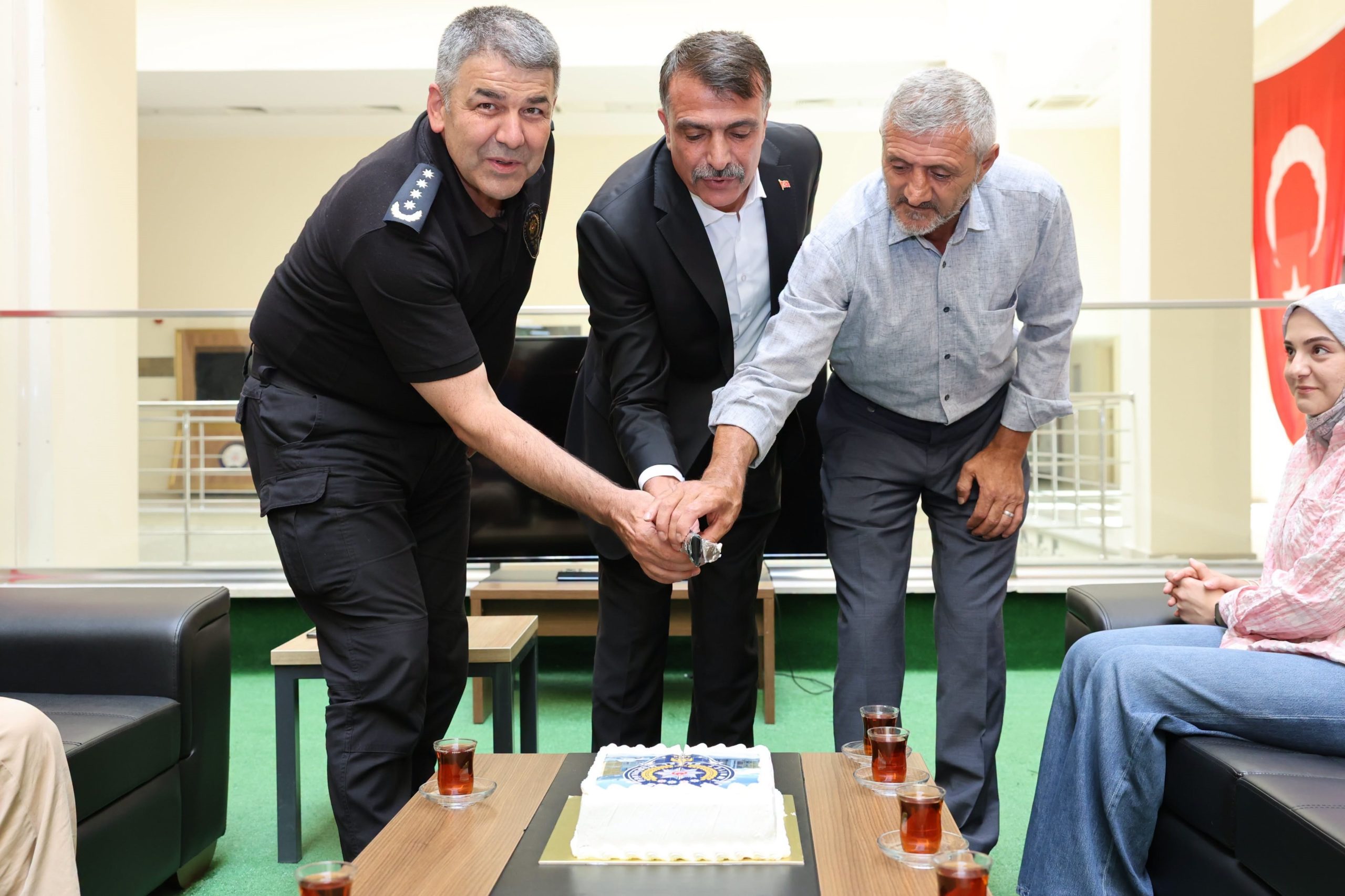 Erzurum Emniyeti’nde Duygu Dolu Veda: İki Polis Memuru Emekliliğe Uğurlandı