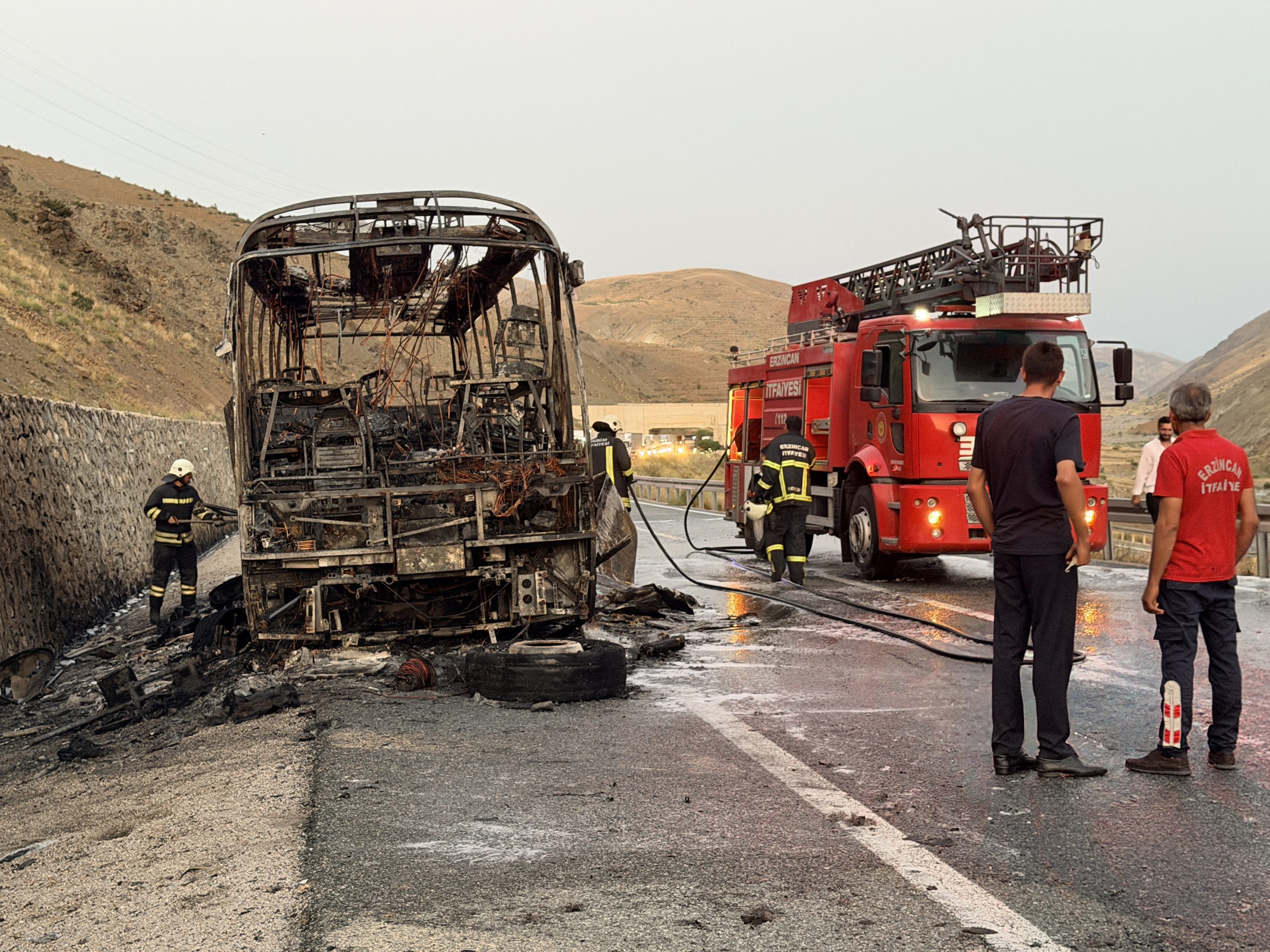 Erzincan-Sivas Karayolu’nda Yolcu Otobüsü Yangını: Araç Kullanılamaz Hale Geldi