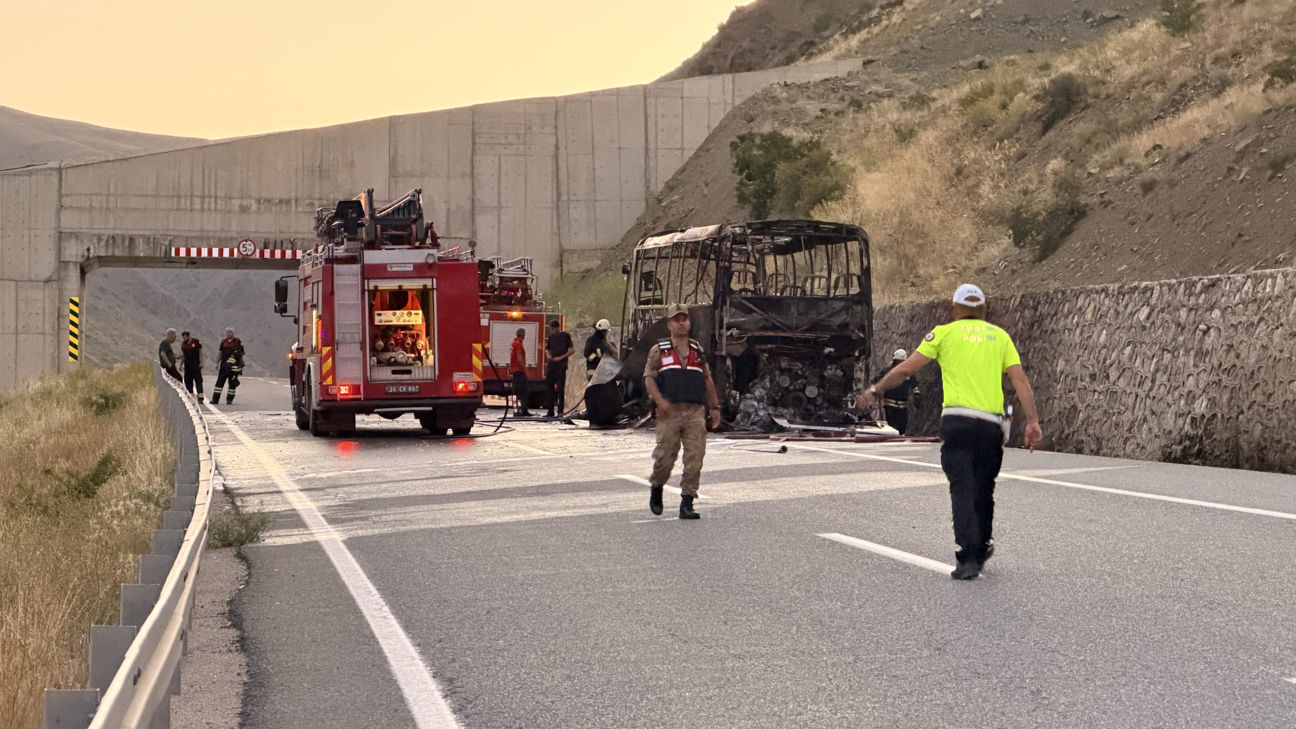 Erzincan-Sivas Karayolu’nda Yolcu Otobüsü Yangını: Araç Kullanılamaz Hale Geldi