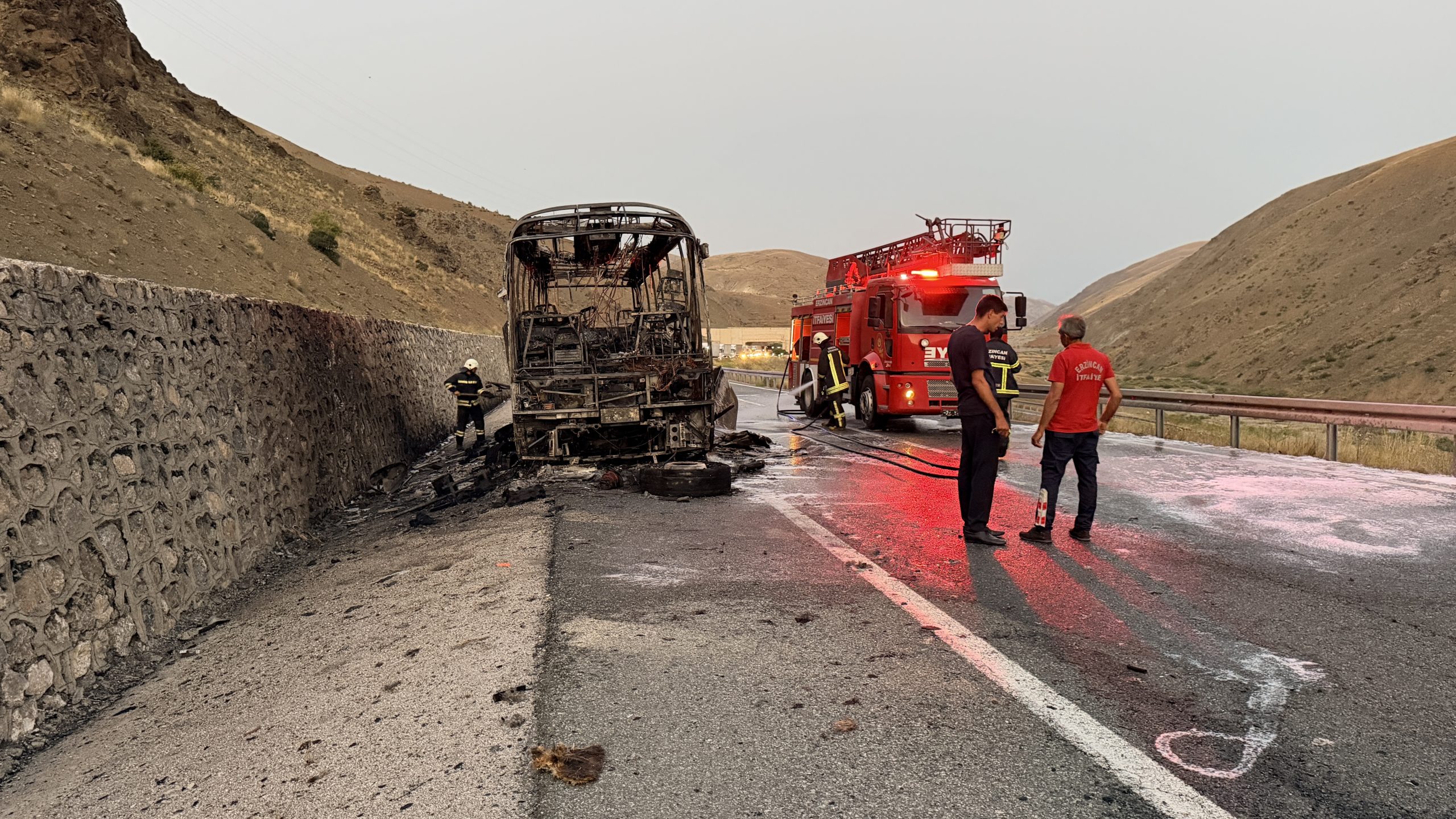 Erzincan-Sivas Karayolu’nda Yolcu Otobüsü Yangını: Araç Kullanılamaz Hale Geldi