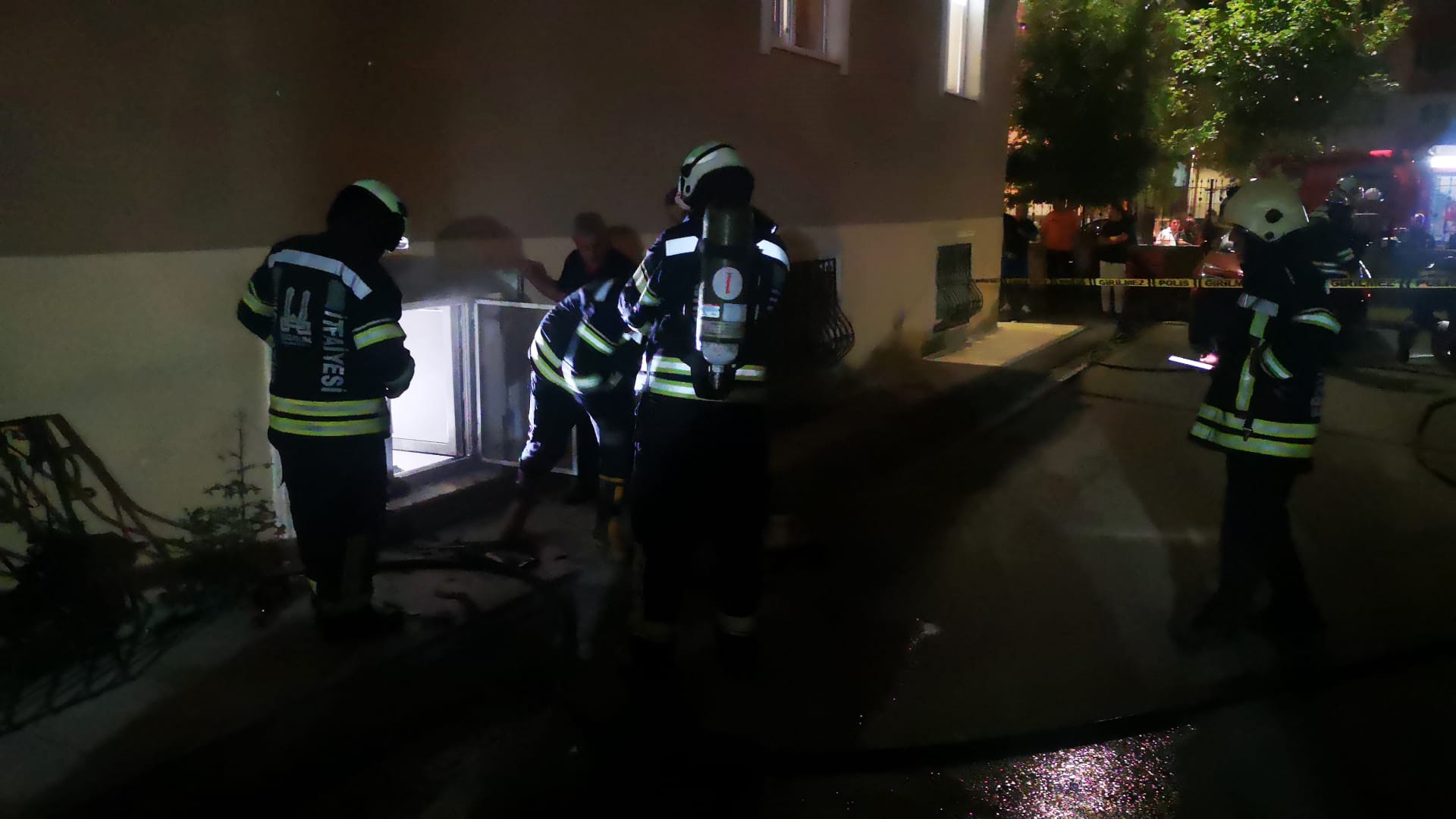 Erzurum’da apartmanın bodrum katında çıkan yangında 6 kişi dumandan etkilendi