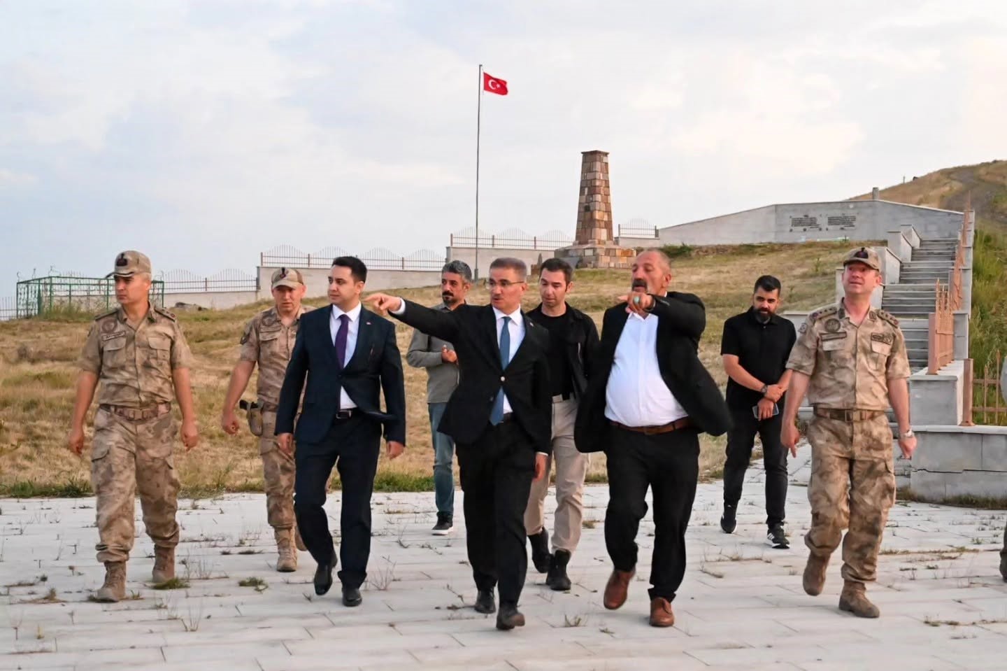 Vali Baruş Şenkaya’da Temaslarda Bulundu: Yatırımları İnceledi, Esnaf ve Vatandaşlarla Buluştu