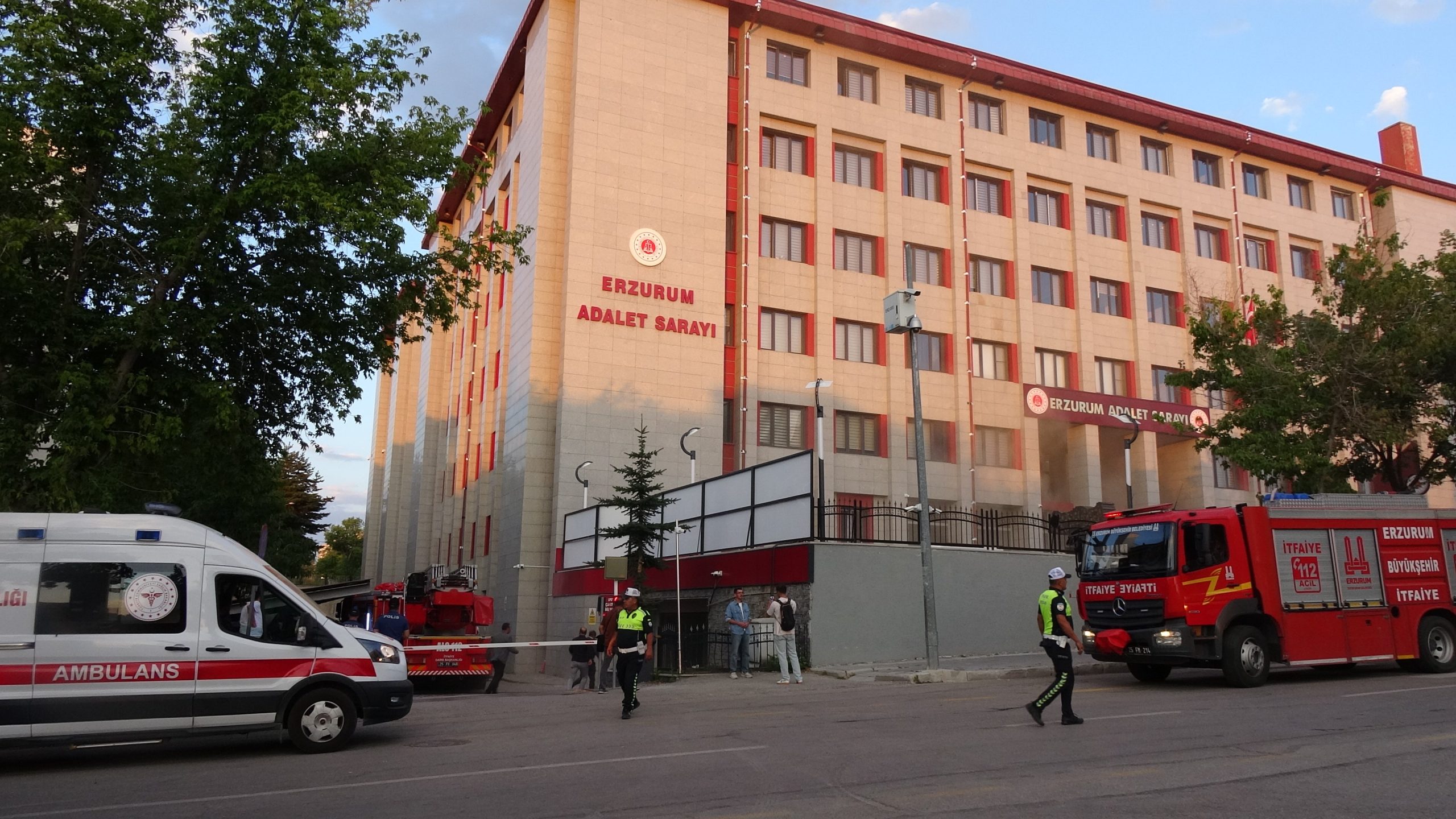 Erzurum Adliyesi’nde arşiv yangını: 2 kişi dumandan etkilendi