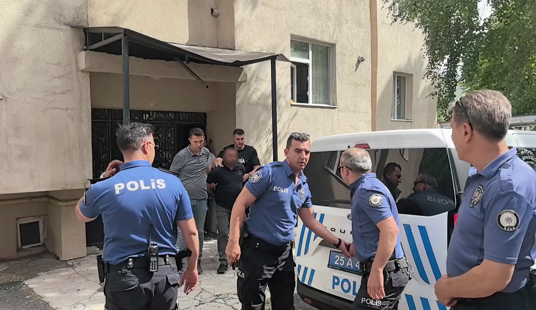 Palandöken’de Balkonda İntihar Girişimi: Eşi Gelince İkna Edildi