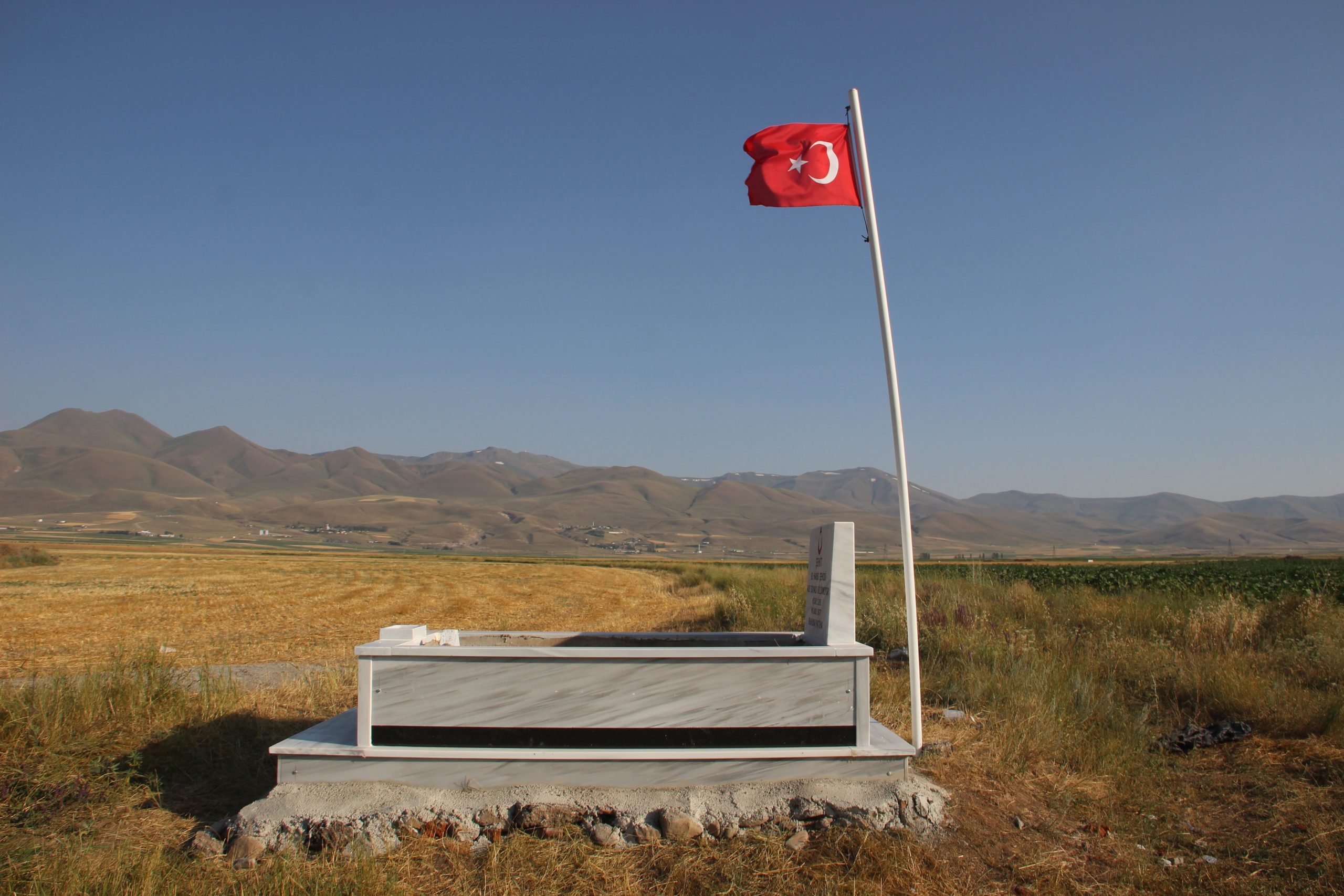 93 Harbi’nin Meçhul Şehidine Vefa: Erzurum Ovası’ndaki  Mezar Yenilendi