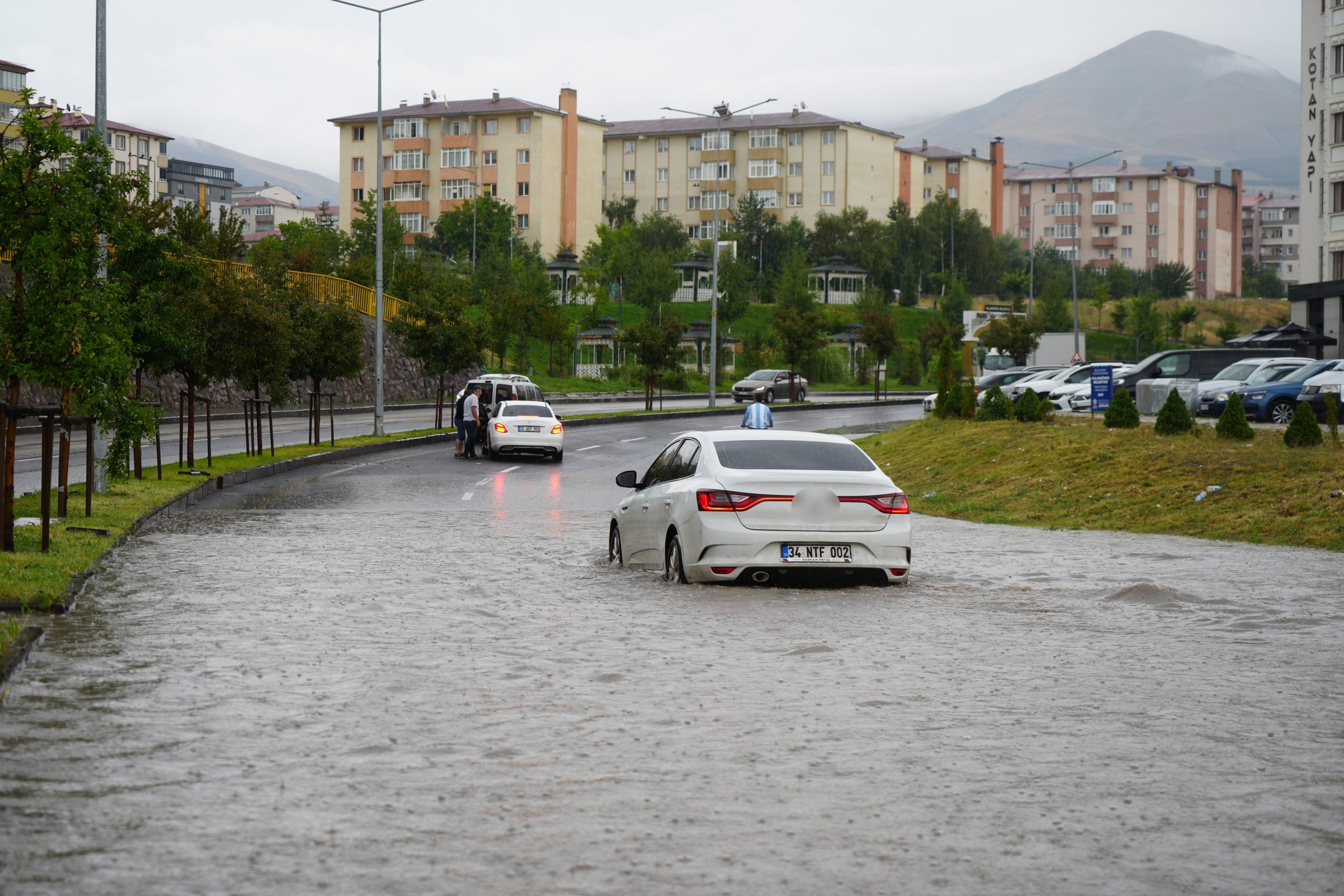 Erzurum’da Sağanak Sele Neden Oldu: Erzurum-Bingöl Yolunda Ulaşımda Aksamalar Yaşandı