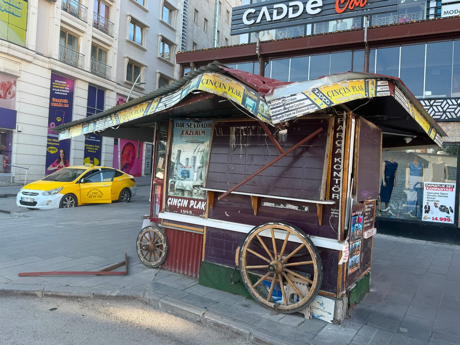 Otobüs Tarihi Büfeye Çarptı: Kaza Kamerada