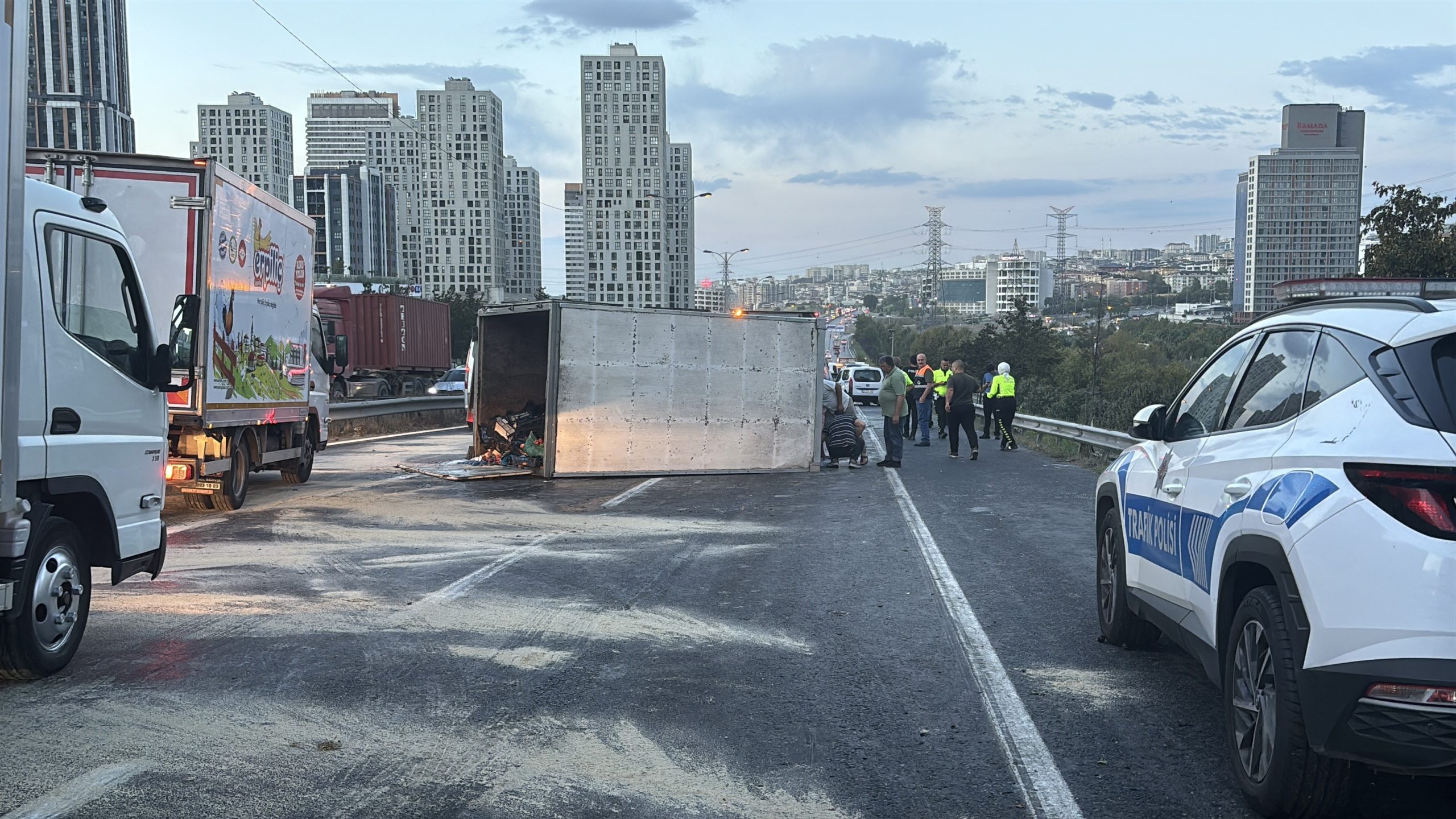 Esenyurt’ta feci zincirleme kaza: 11 araç birbirine girdi, 2’si ağır 6 yaralı