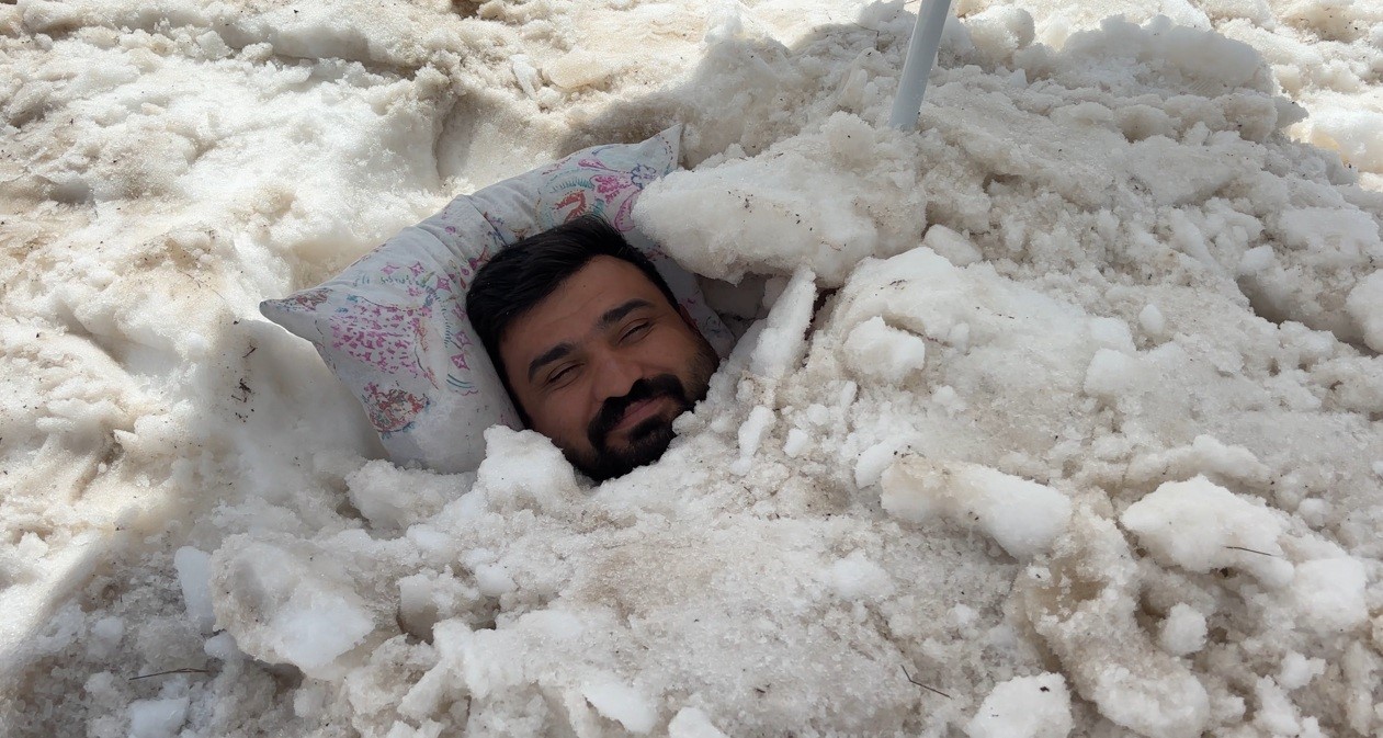 Erzincan’da 40 derece sıcaktan kaçtı, 3 bin 200 rakımda kara gömülerek serinledi