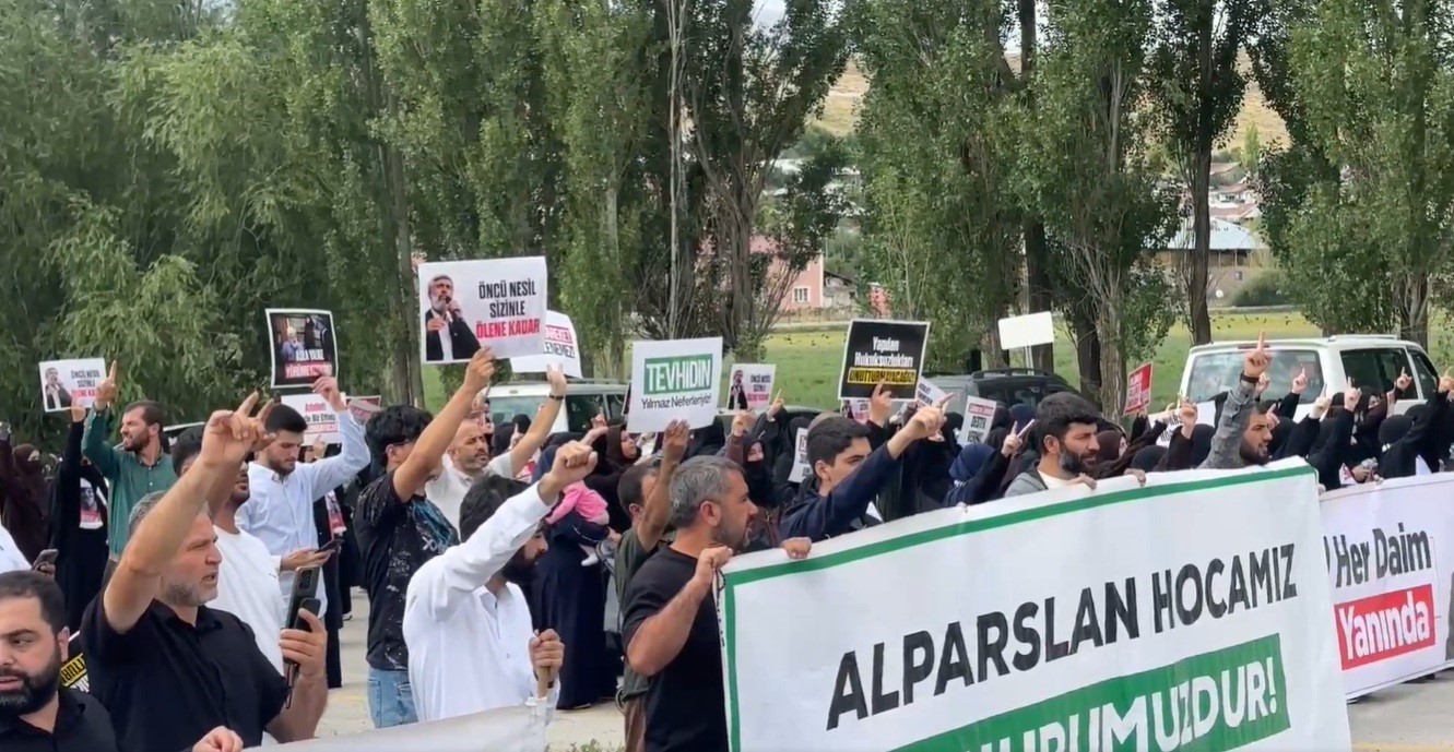 Erzurum’da cezaevi önünde Kuytul taraftarlarının izinsiz gösterisi