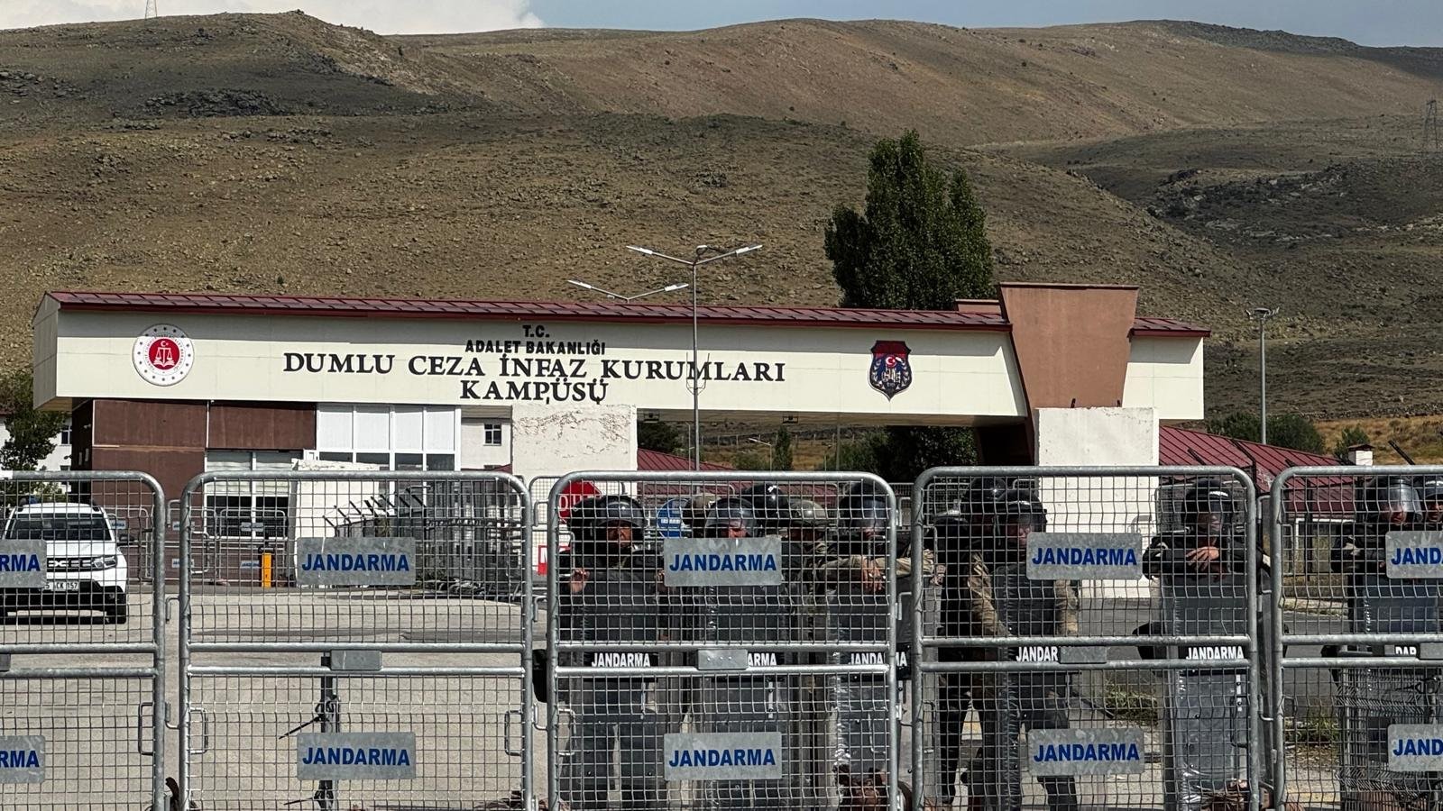 Erzurum’da cezaevi önünde Kuytul taraftarlarının izinsiz gösterisi