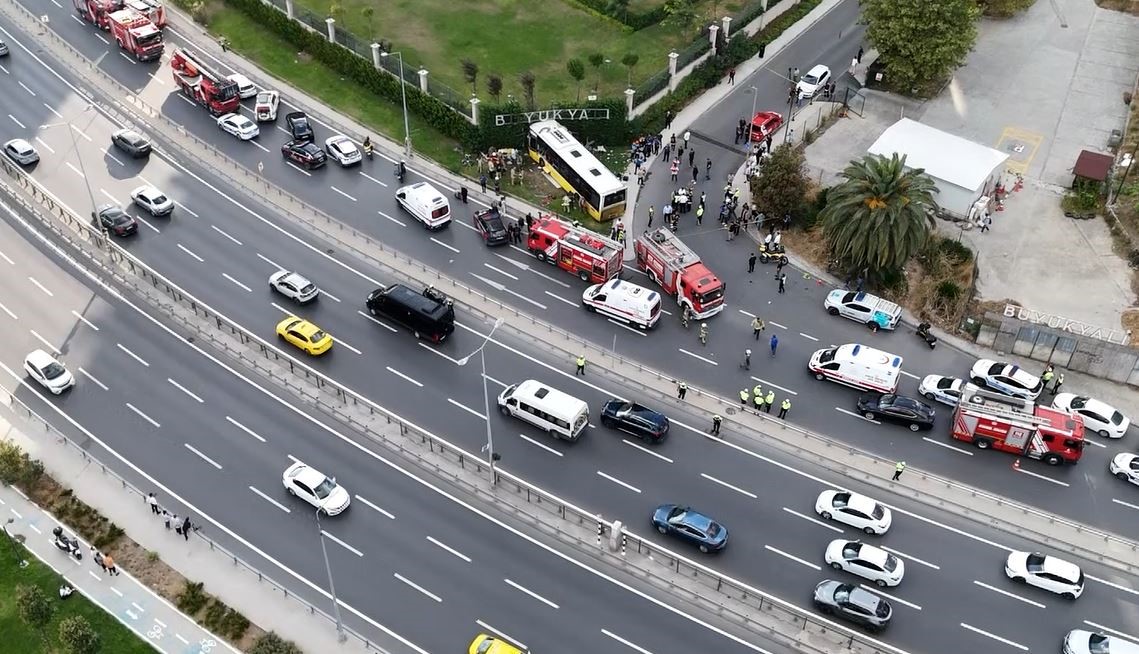Zeytinburnu’nda İETT Otobüsü Duvara Çarptı: 1 Ölü, 2’si Ağır 17 Yaralı