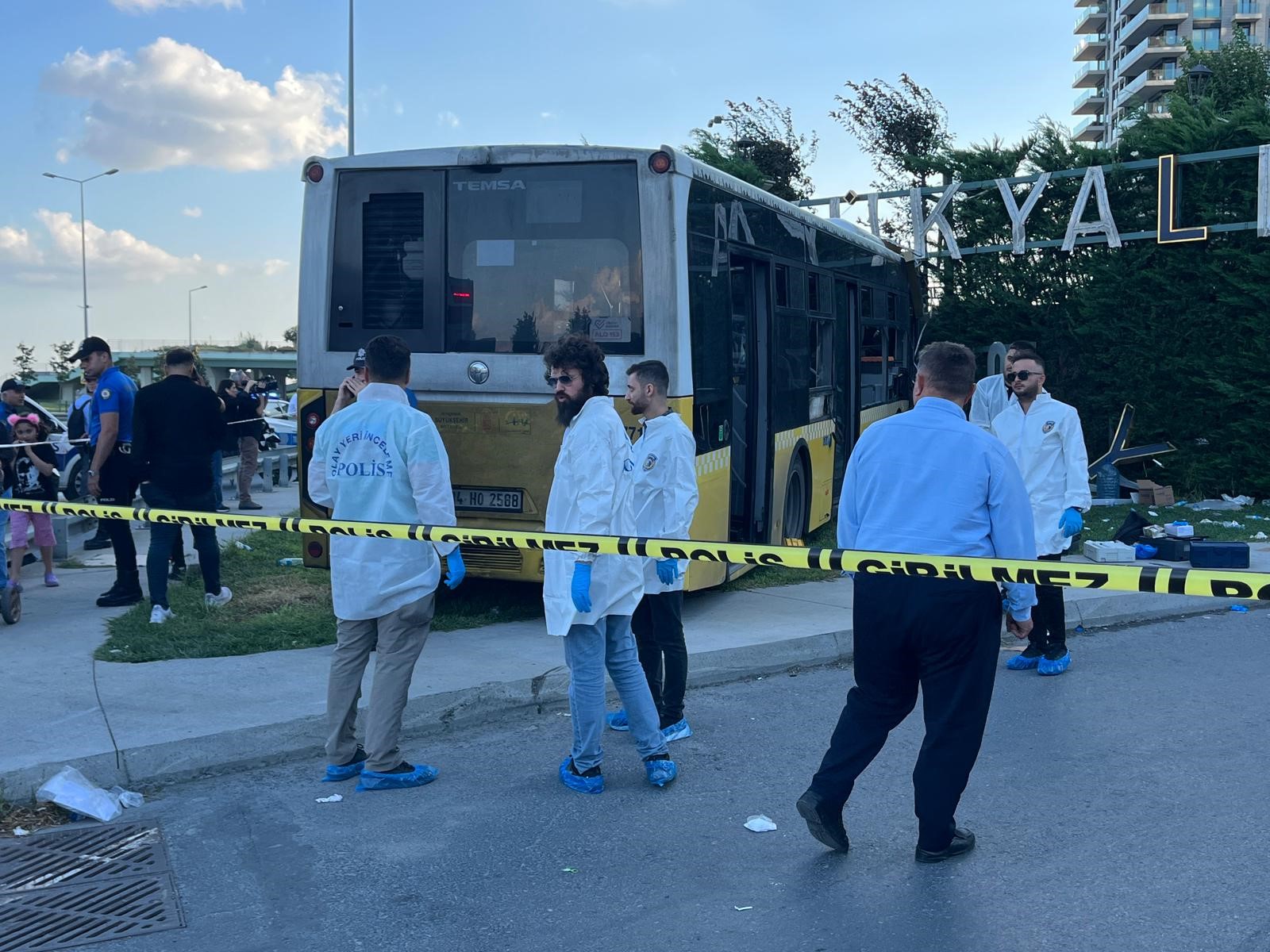 Zeytinburnu’nda İETT Otobüsü Duvara Çarptı: 1 Ölü, 2’si Ağır 17 Yaralı