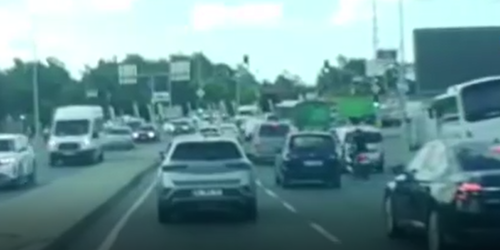 Arnavutköy’de motosiklet kazası kamerada: Sürücü yola savruldu