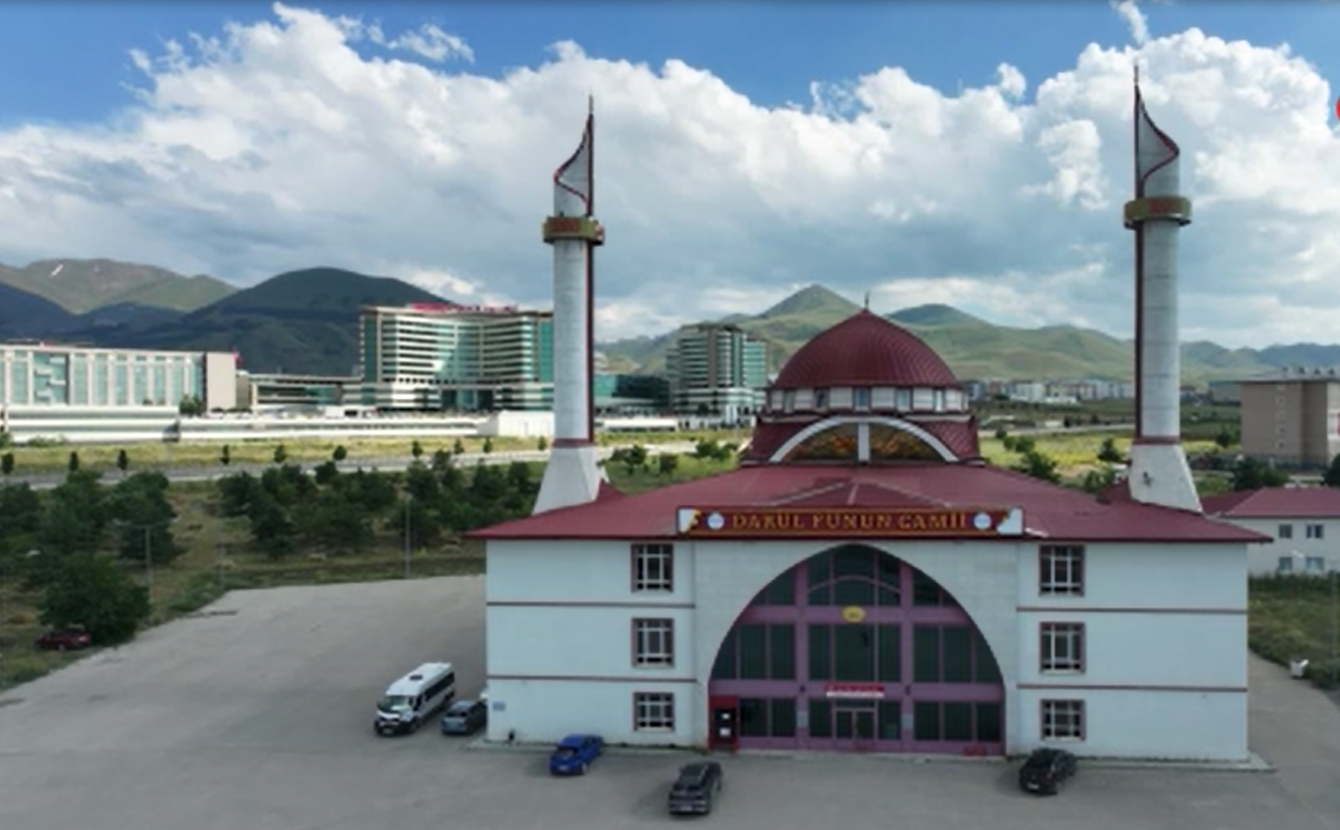 Divit Kalem Minareleriyle Dikkat Çeken Darülfünun Camii, İlmi Mimariyle Buluşturuyor