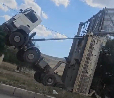 ERZURUM AŞKALE’DE İLGİNÇ KAZA: DAMPERİ LEVHAYA TAKILAN KAMYON ŞAHA KALKTI
