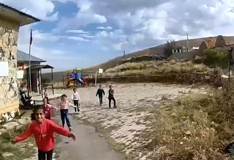 Erzurum’da jandarma ekiplerine minik öğrencilerden sevgi seli