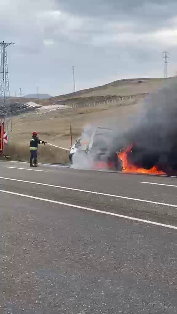 Erzurum-Tortum yolunda seyir halindeki çekicide yangın paniği