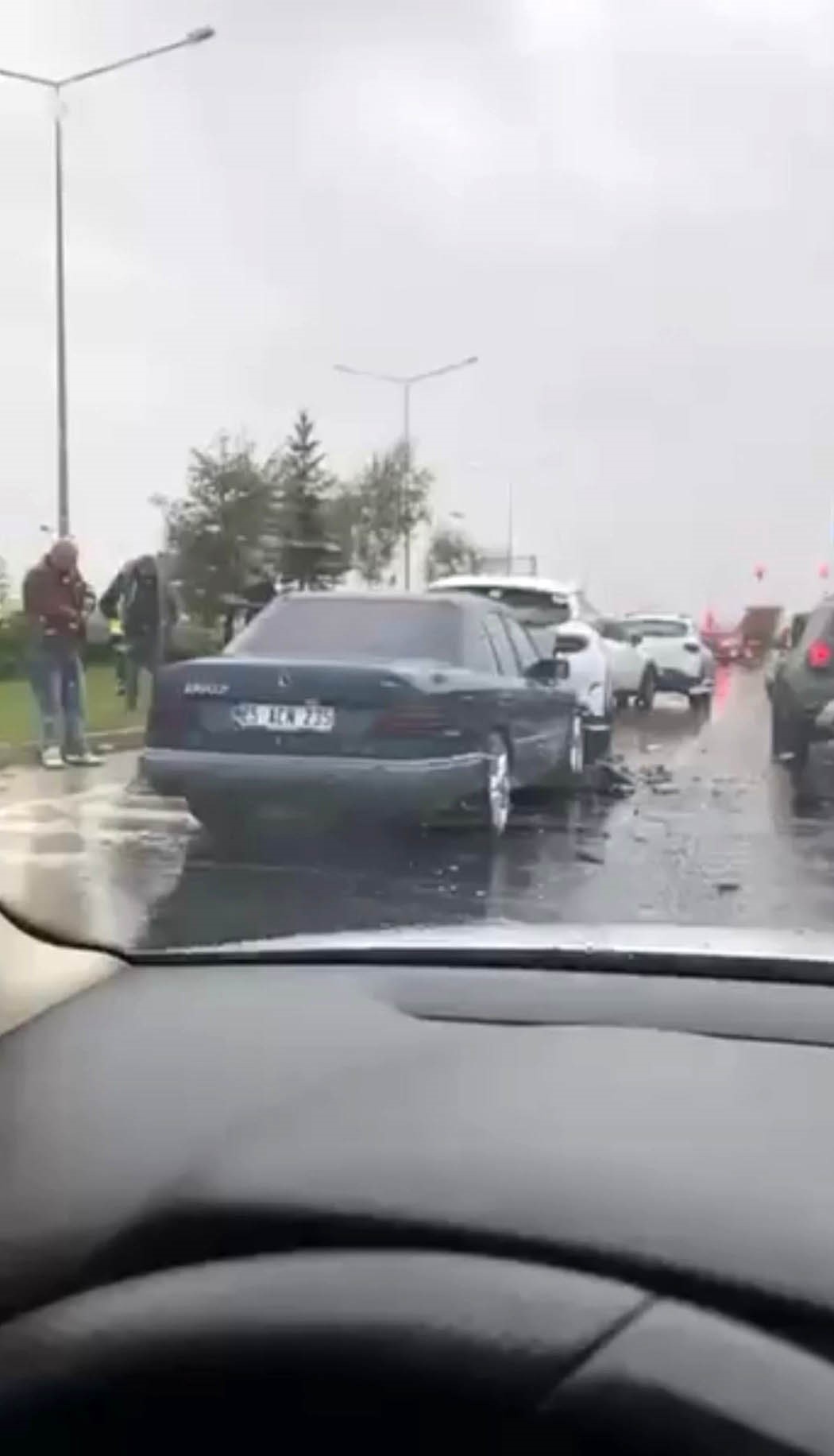 Erzurum’da Yağmur Kazaya Neden Oldu: 5 Araç Birbirine Girdi