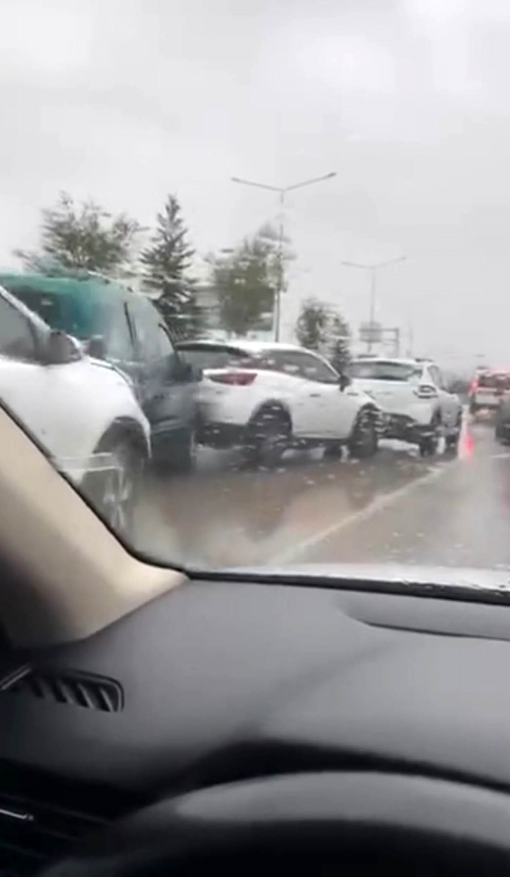 Erzurum’da Yağmur Kazaya Neden Oldu: 5 Araç Birbirine Girdi