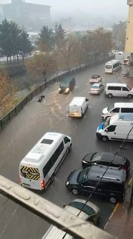 Esenyurt’ta sağanak felaketi: Suya kapılan kadını vatandaşlar kurtardı