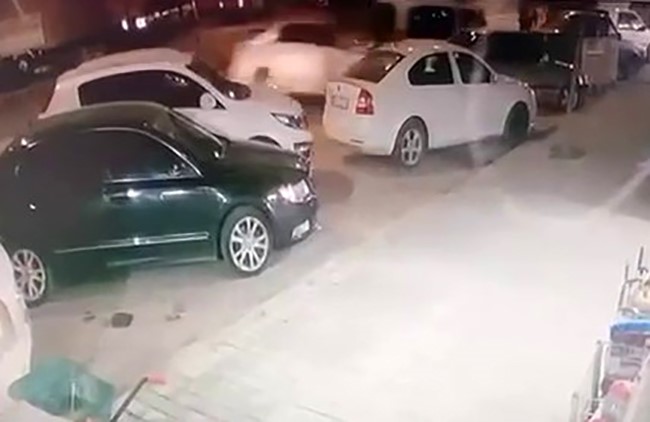 Erzurum’da Direksiyonu Kilitlenen Otomobil Dehşet Saçtı: Kaza Kamerada